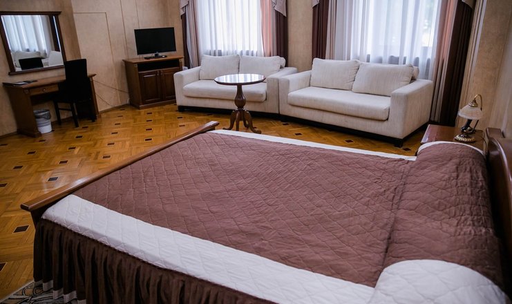 Фото номера («Белогорье» гостиничный комплекс) - Люкс 2-местый с кроватью размера 