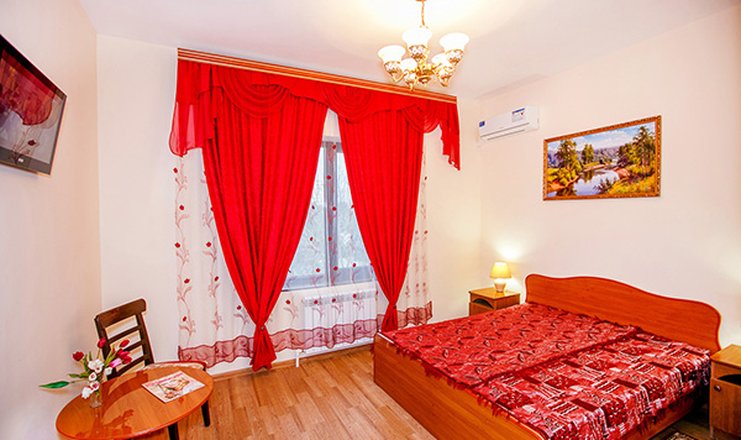 Фото номера («Альтаир Центр» гостевой дом) - спальня (с балконом)