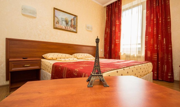 Фото номера («Де Париж» отель) - Стандарт 2-местный с французским балконом (3)
