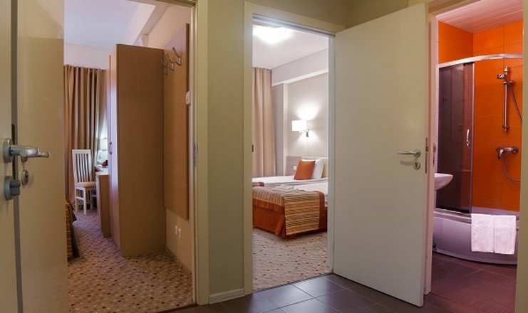 Фото отеля («Бридж Фэмили» гостиничный комплекс) - Семейный 2-комнатный: холл