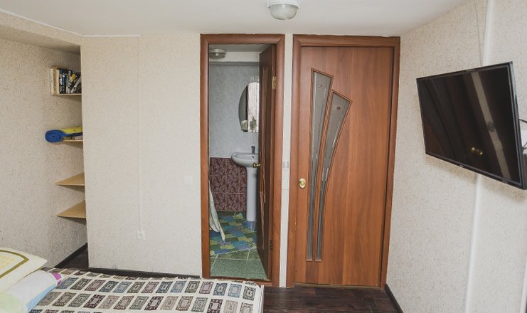 Фото отеля («Черное море на Просвещения» гостевой дом) - 1 этаж 1 номер