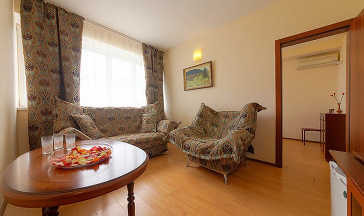 Фото отеля («Черноморская» комплекс малых гостиниц) - Полулюкс 2-местный 2-комнатный с видом на море с доп. местом без балкона 