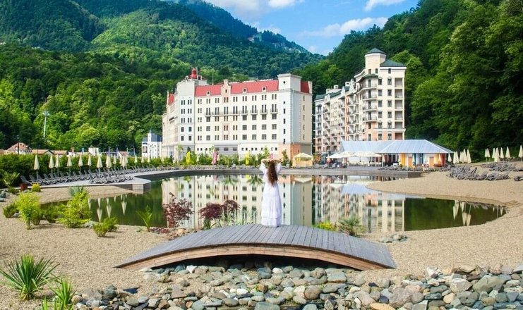 Фото отеля («Тюлип Инн Роза Хутор» отель) - Внешний вид. Горное озеро