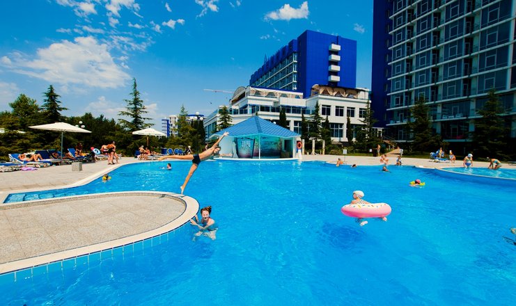 Фото отеля («Аквамарин Резорт & СПА» санаторно-курортный комплекс) - Открытый бассейн