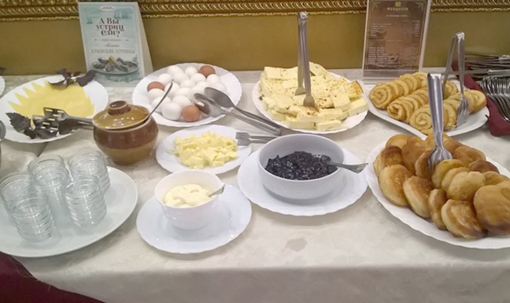 Фото отеля («Феодосия» отель) - Подача завтрак шведский стол