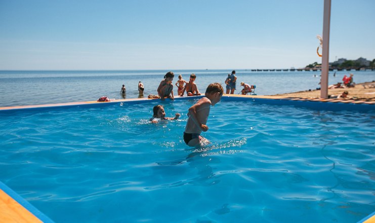 Фото отеля («Империя» санаторно-оздоровительный комплекс) - Детский открытый бассейн на пляже