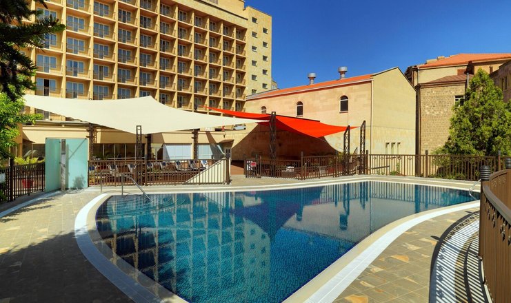 Фото отеля («Marriott Armenia» отель) - Бассейн