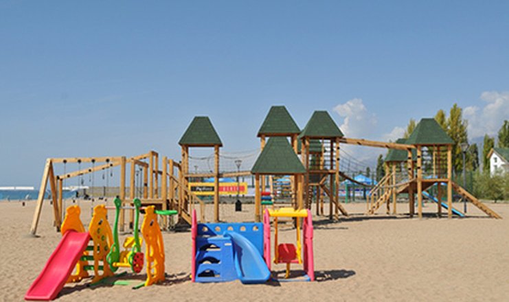Фото отеля («Каприз» центр отдыха) - Детская площадка на пляже
