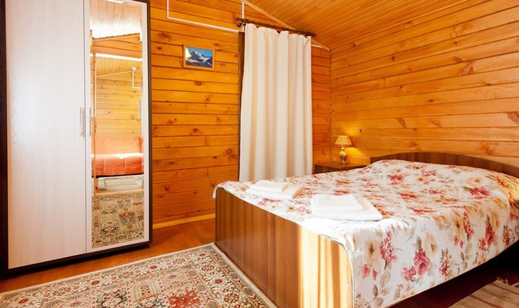 Фото номера («Орлиное гнездо» туристический комплекс) - Стандарт+ 2-местный 1-комнатный коттедж Альпийский домик