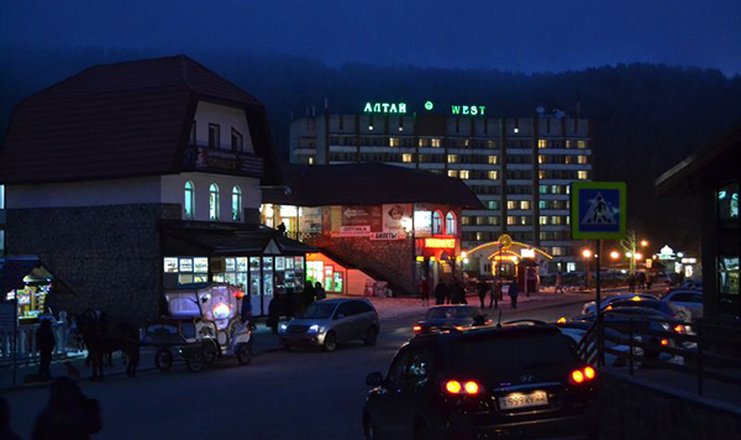 Фото отеля («Алтай» санаторий) - Вид в ночное время