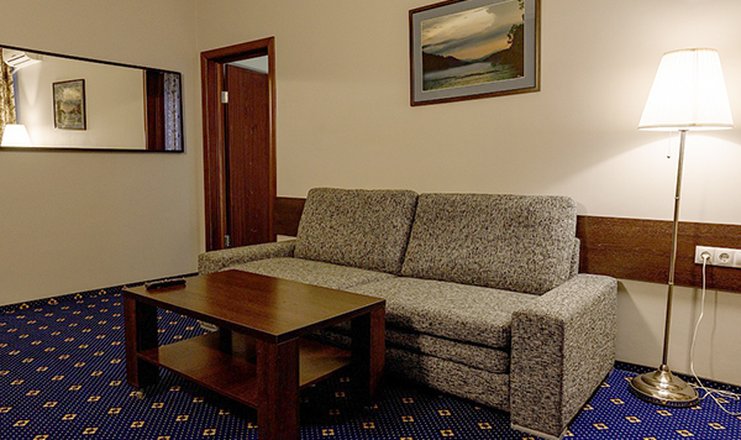 Фото отеля («Ая» парк-отель) - Люкс 2-местный 2 комнатный вид на озеро (корпус Югославский)