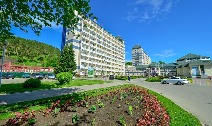 Фото отеля («Белокуриха» санаторий) - Фасад летом