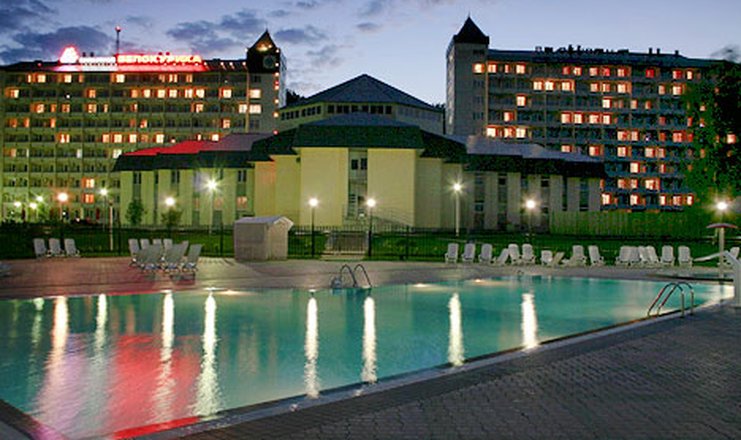 Фото отеля («Белокуриха» санаторий) - Вид на корпус и бассейн
