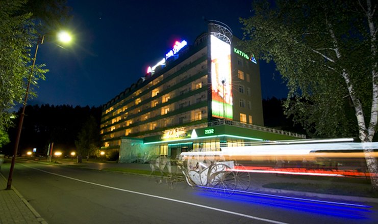Фото отеля («Катунь» санаторий) - Вид санатория ночью