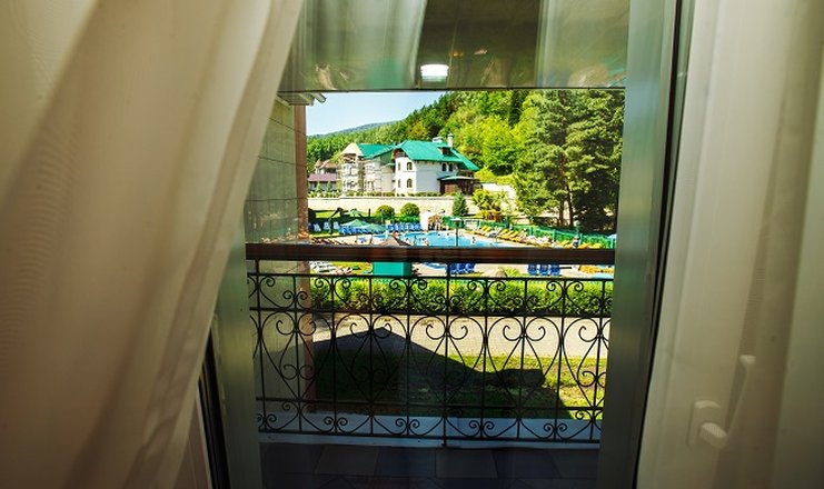 Фото отеля («Транссиб» санаторий) - Вид из окна холла