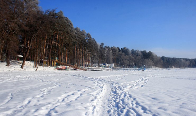 Фото отеля («Сосновая горка» санаторий) - Озеро зимой. Ледяная горка