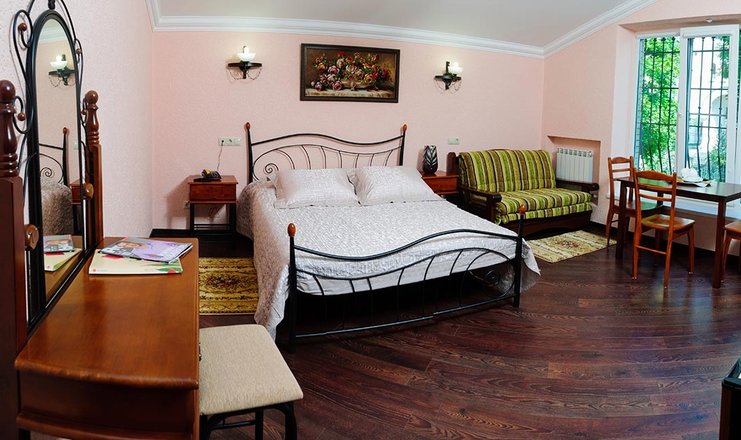 Фото номера («Первый доходный дом» отель) - Семейная комната De Luxe с двуспальной кроватью и диваном (литер 