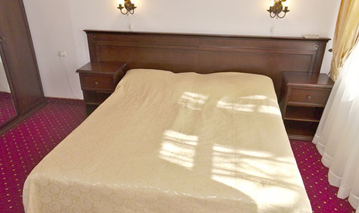 Фото номера («Шаляпинъ» пансионат) - Люкс Мини-Люкс в корп.А (№6,13,14) - двуспальная кровать