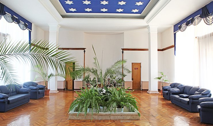 Фото отеля («Им. Орджоникидзе» санаторий) - Холл на этаже в 1 корпусе