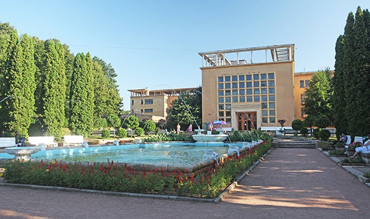 Фото отеля («Им. Орджоникидзе» санаторий) - территория бассейн с фонтаном