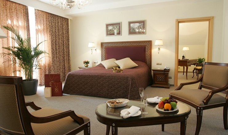 Фото номера («Гранд Отель Поляна» гостиница) - Люкс Панорамный 4-местный 3-комнатный
