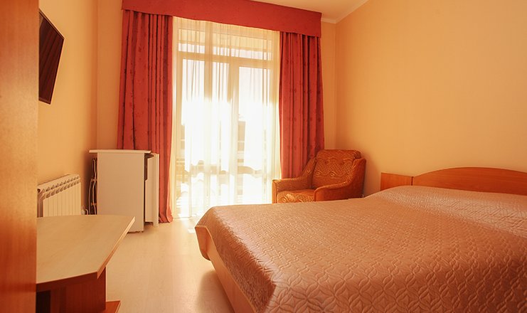 Фото номера («Круиз на Серафимовича» гостиница) - Улучшенный 2-х местн. с балконом и французской кроватью3
