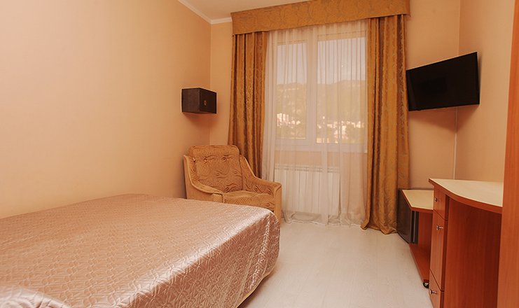 Фото номера («Круиз на Серафимовича» гостиница) - улушшенный 2-хместн. с франц. кроватью с терассой