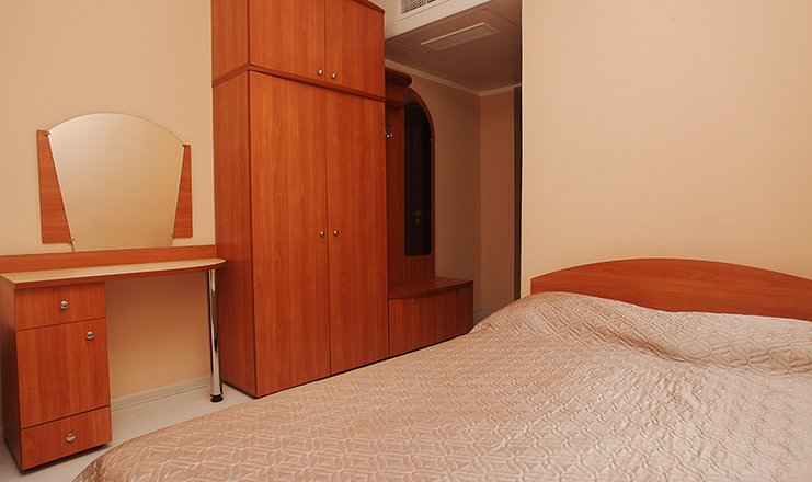 Фото номера («Круиз на Серафимовича» гостиница) - улушшенный 2-хместн. с франц. кроватью с терассой2