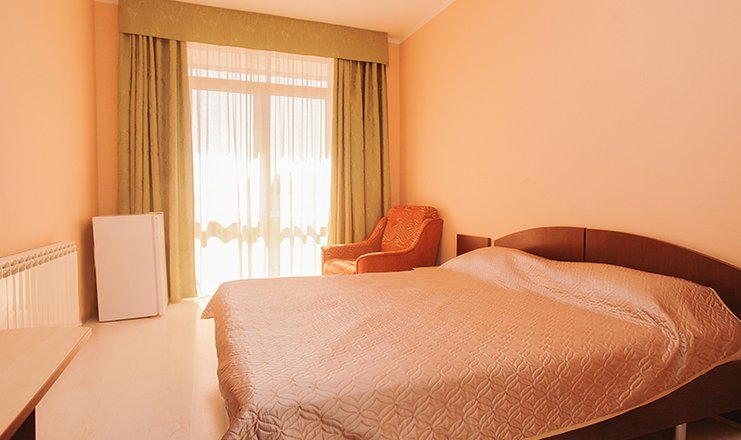 Фото номера («Круиз на Серафимовича» гостиница) - Улучшенный 2-х местный с балконом (с 2 раздельными кроватями)