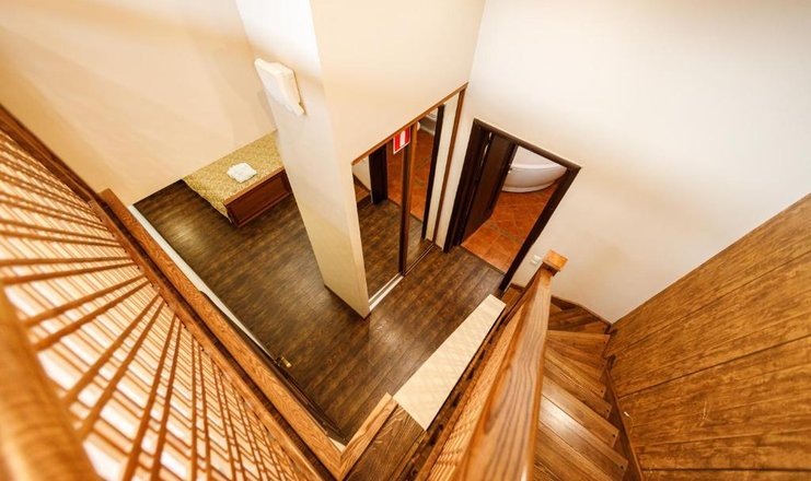 Фото номера («Маунтин Виллас» гостиничный комплекс) - Лестница на мансарду
