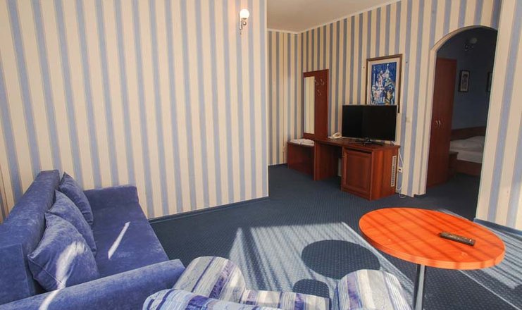 Фото номера («Морской клуб» отель) - Люкс 2-местный 2-комнатный с боковым видом на море