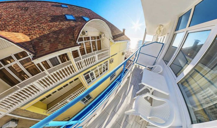 Фото номера («Шторм» гостиница) - Стандарт 2-местный с балконом, вид на море боковой