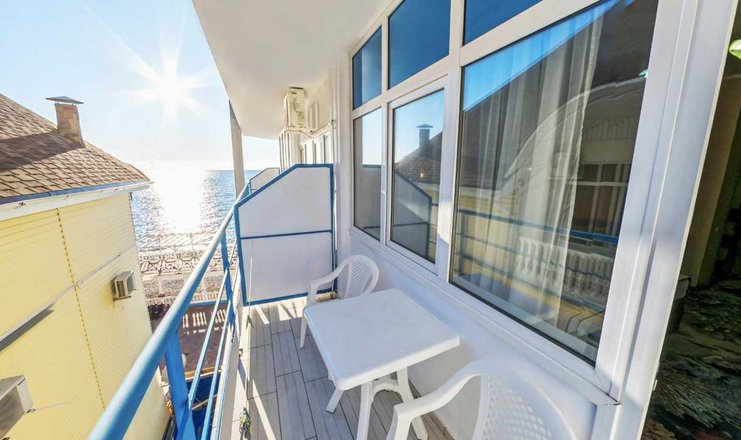 Фото номера («Шторм» гостиница) - Стандарт 3-местный с балконом, вид на море боковой