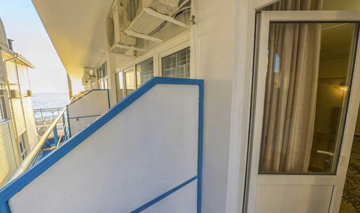 Фото номера («Шторм» гостиница) - Стандарт 5-местный с балконом, вид на море боковой