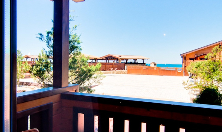 Фото номера («Золотая Бухта» пляж-отель) - Бунгало 2-местный вид на бассейн