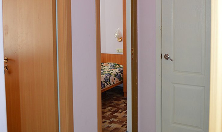 Фото отеля («Альтаир Витязево» гостевой дом) - Общий коридор у блочных номеров