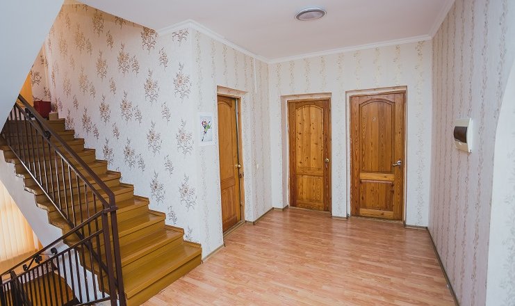 Фото отеля («Черное море на Просвещения» гостевой дом) - холл 3 этажа