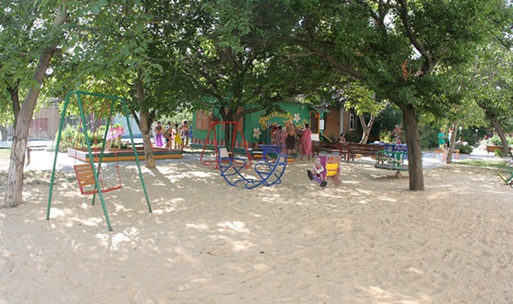 Фото отеля («Черное море» пансионат) - Детская площадка