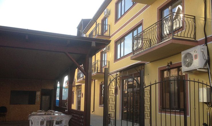 Фото отеля («Черноморочка ВИТЯЗЕВО» отель) - Общий вид с двориком