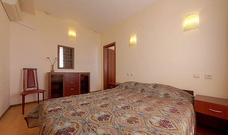 Фото отеля («Черноморская» комплекс малых гостиниц) - Полулюкс 2-местный 2-комнатный с видом на море с доп. местом без балкона 