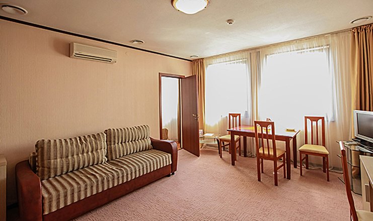 Фото отеля («Генрих» отель) - Люкс 2-комнатный с сауной
