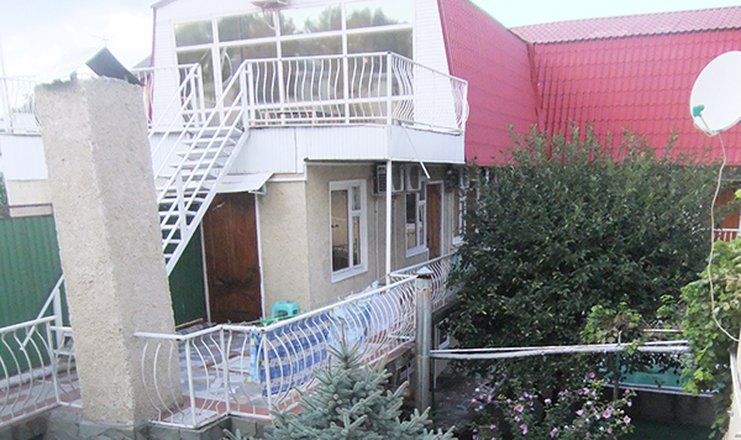 Фото отеля («Испанский Дворик» гостевой дом) - Вид с балкона