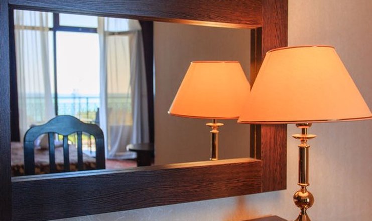 Фото отеля («Калифорния» отель) - Люкс 2-местный 2-комнатный с видом на море и 2 балконами