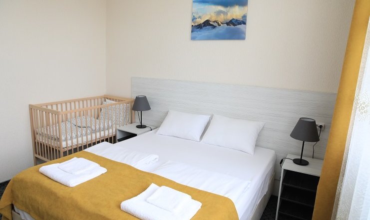 Фото отеля («Камбала» мини-гостиница) - Семейный 4-местный 2-комнатный с частичным видом на море