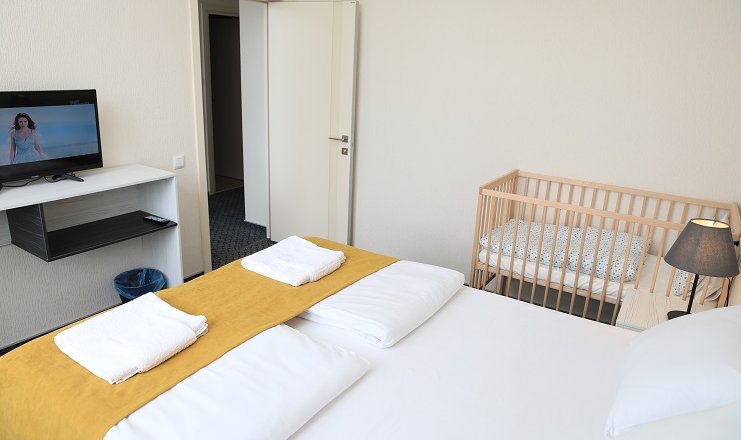 Фото отеля («Камбала» мини-гостиница) - Семейный 4-местный 2-комнатный с частичным видом на море