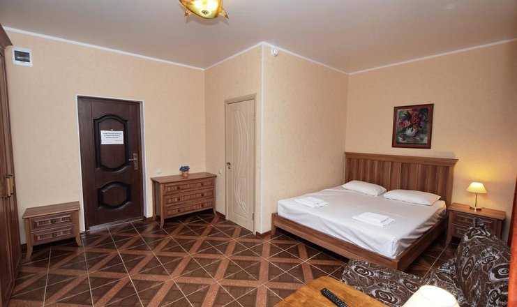 Фото отеля («Касабланка» гостевой дом) - Стандарт 3-местный 1-комнатный цоколь
