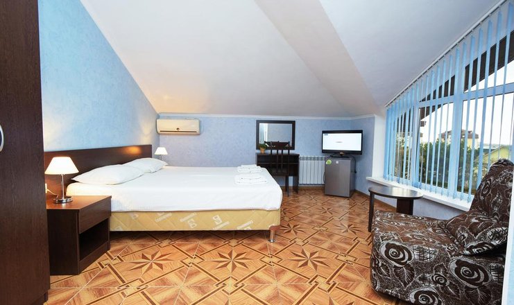 Фото отеля («Касабланка» гостевой дом) - Семейный 4-местный 2-комнатный с балконом и видом на море