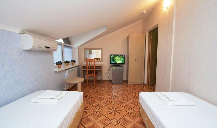 Фото отеля («Касабланка» гостевой дом) - Семейный 4-местный 2-комнатный с балконом и видом на море