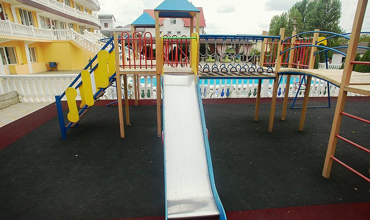 Фото отеля («Лето» гостиница) - Детская игровая площадка