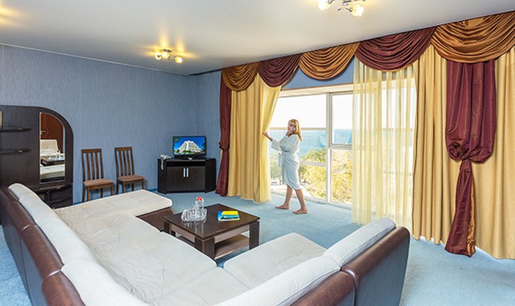 Фото отеля («Малая бухта» санаторий) - Зал панорамного люкса